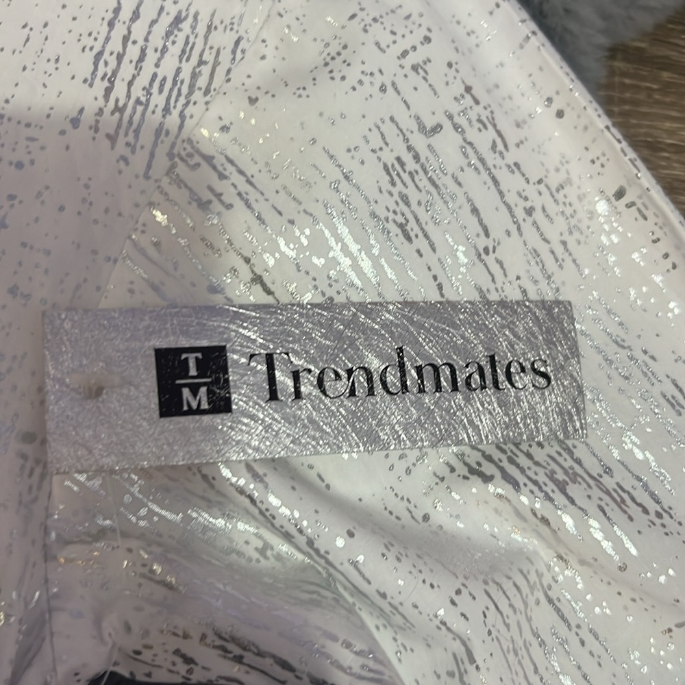 Trendmates womans white and silver button down shirt NWT retail $29 ❤️ - Picture 7 of 7